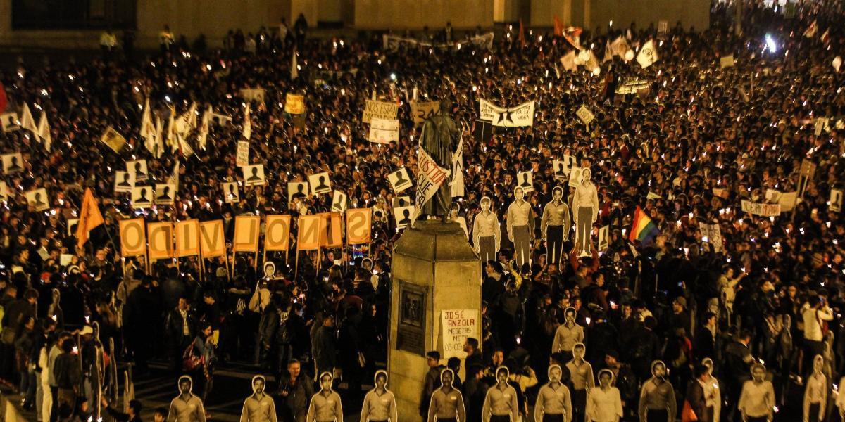 En Bogotá fueron cientos los manifestantes que llegaron a la plaza de Bolívar.