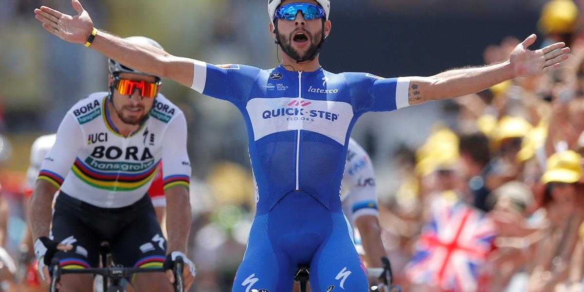 Fernando Gaviria celebra su triunfo en el Tour de Francia.