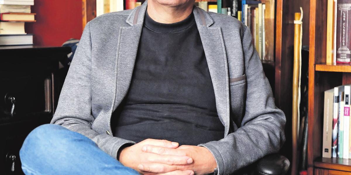 El autor colombiano Evelio Rosero duerme en el cuarto con sus libros favoritos y si no fuera escritor, le gustaría dedicarse a caminar.