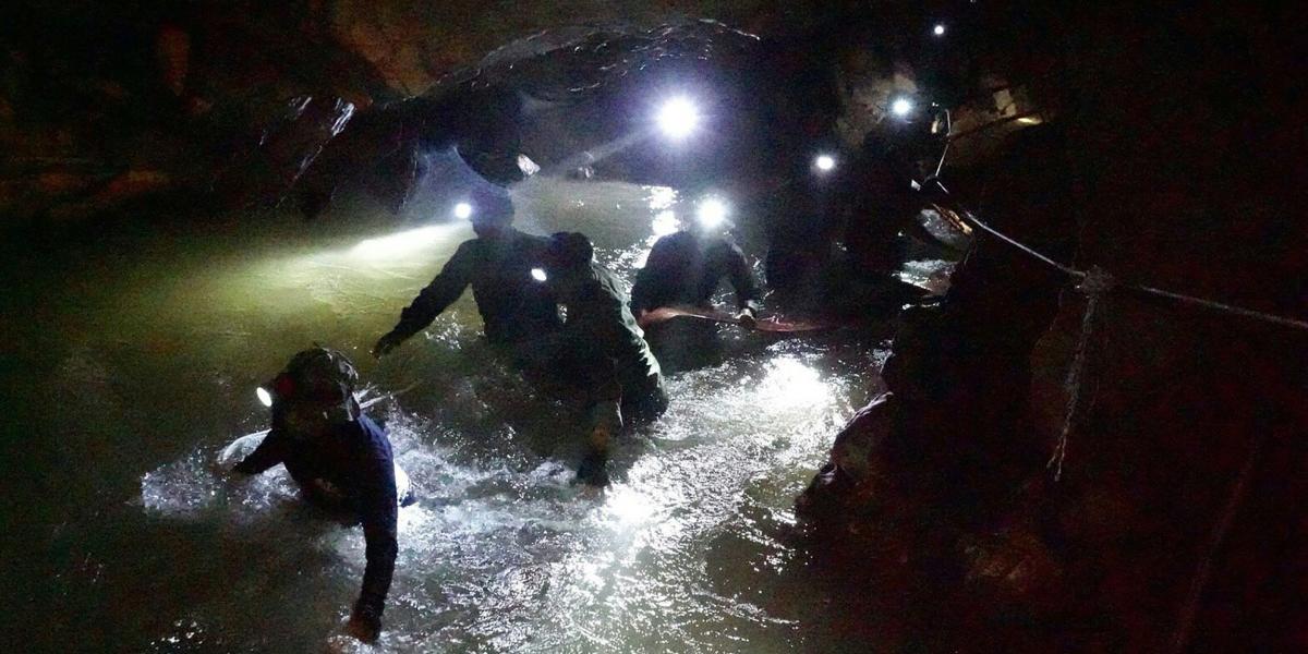 Expertos analizan las posibles formas de sacar a los niños de la cueva en Tailandia.