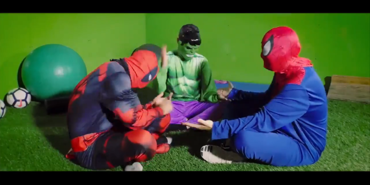 El video de presentación de Pau López contó con 'la participación' de Deadpool, Spiderman y Hulk.