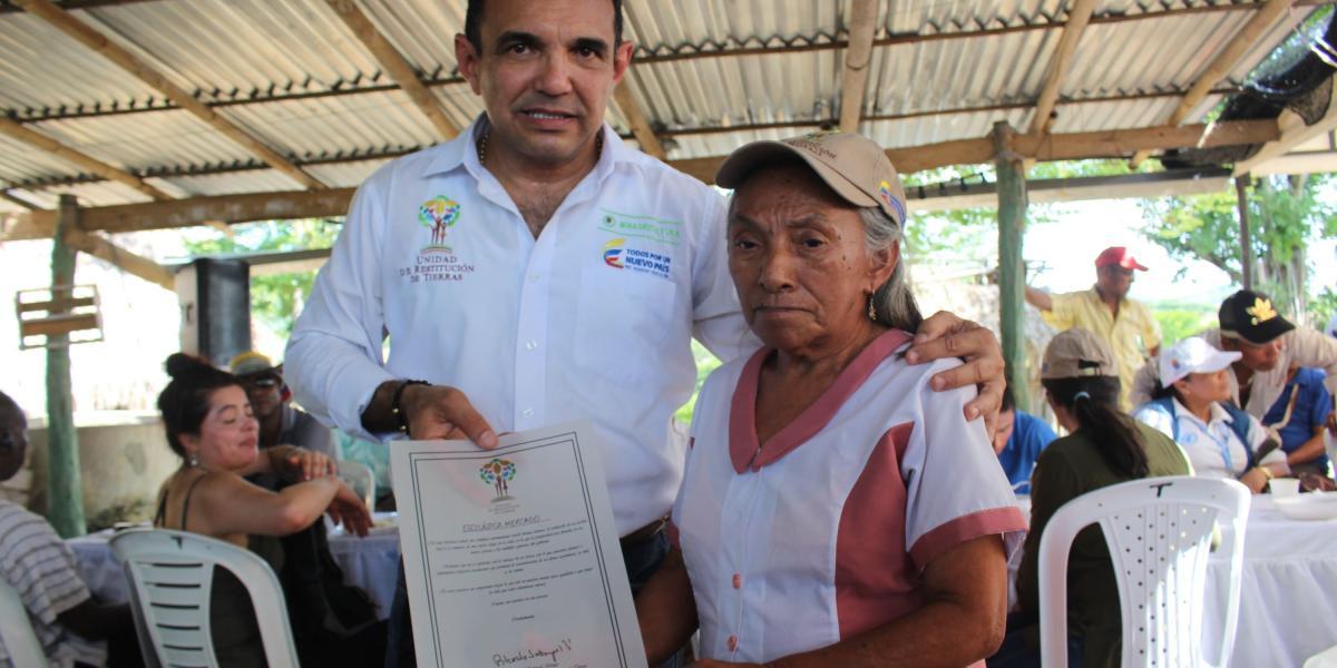 Escolástica Mercado con el diploma que la acredita como la primera colombiana a quien el Estado le restituyó su territorio luego de haber sido expulsada por el paramilitarismo.