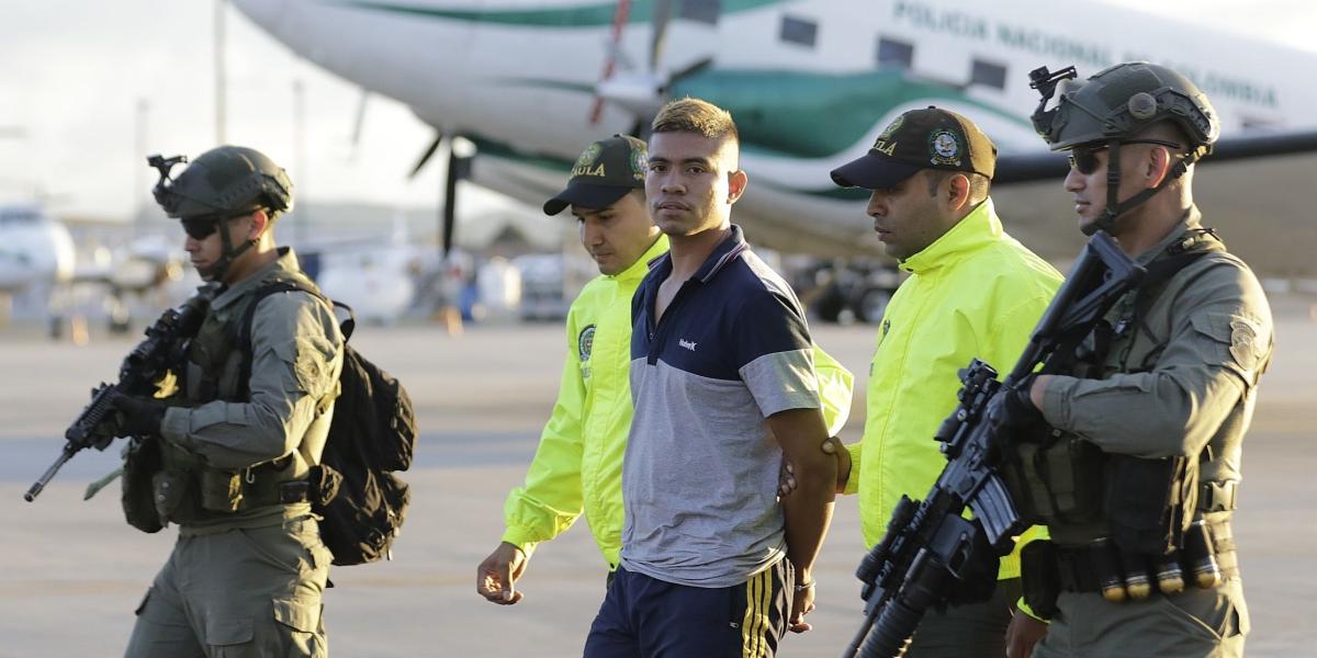En un avión de la Policía fue trasladado de Cali a Bogotá alias Reinel. Un juez lo envío a la cárcel de máxima seguridad de Cómbita en Boyacá.
