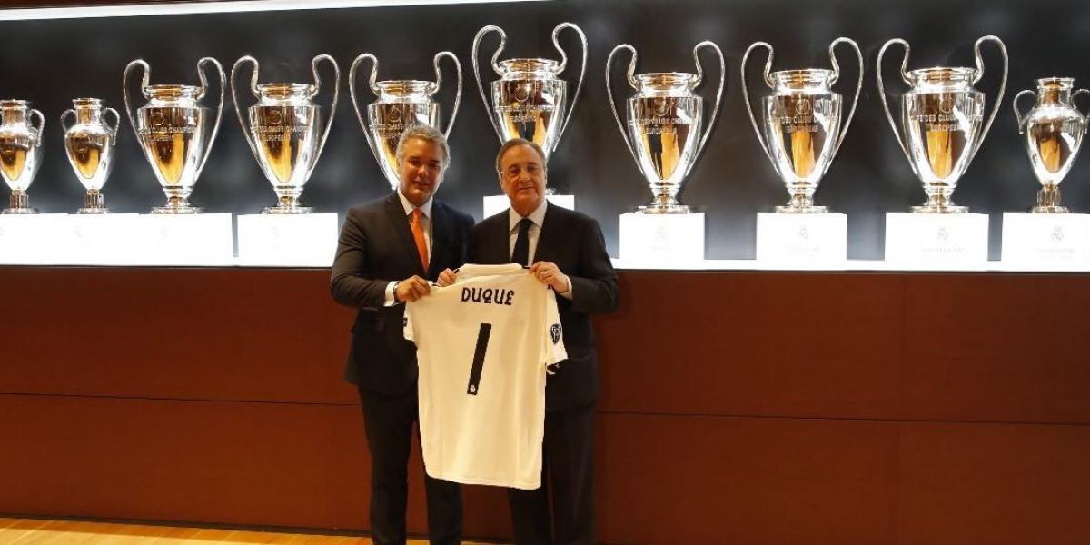Iván Duque recibe de manos del presidente del Real Madrid, Florentino Pérez, una camiseta del club español