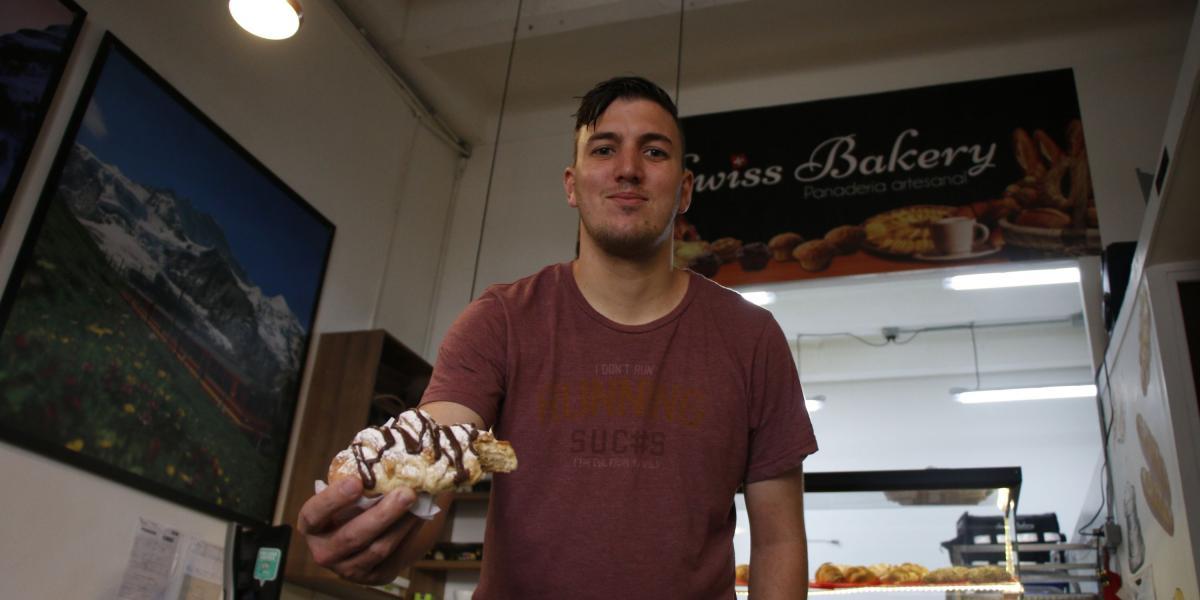 Stephan Battaglia, es el dueño de Swiss Bakery, negocio ubicado en el parque Lleras, en Medellín.