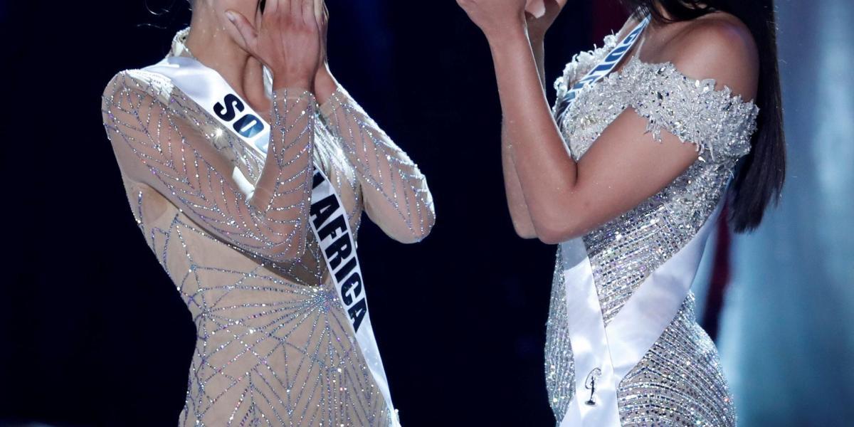 Laura González, señorita Colombia (derecha), en la final de Miss Universo, el año pasado, certamen en el que ocupó el segundo lugar.