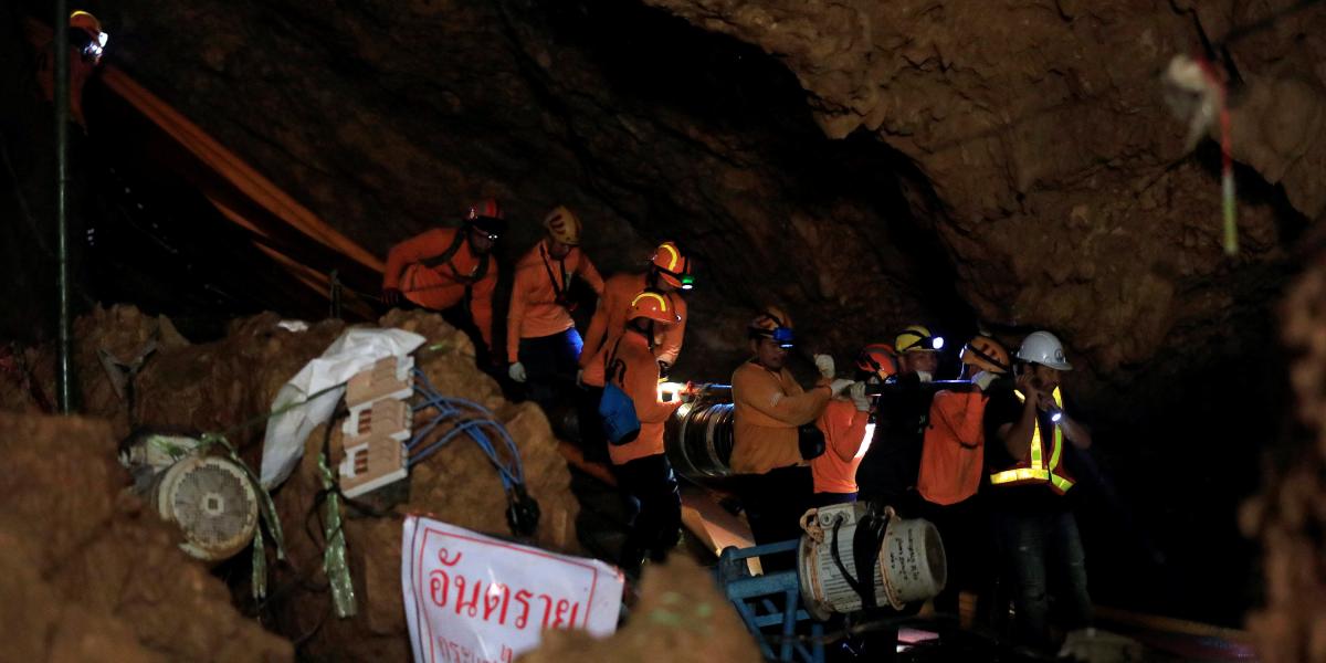 Rescatistas trabajan en las labores para sacar a los niños que faltan y su entrenador de la cueva donde estaban atrapados.