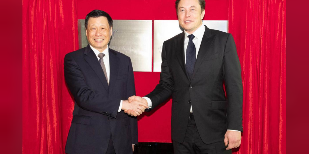 Elon Musk, de Tesla, frente al Alcalde Mayor de Shanghai Ying Yong.