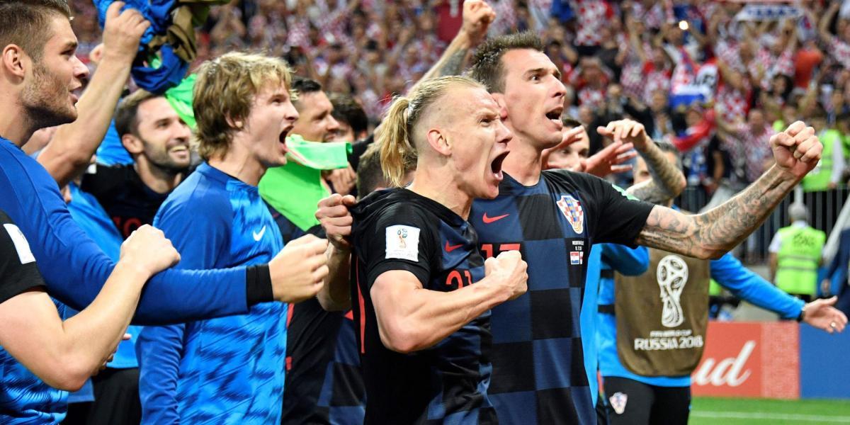 Los jugadores croatas celebran con su hinchada tras la sufrida victoria que les dio el paso a la final del Mundial de Rusia 2018.
