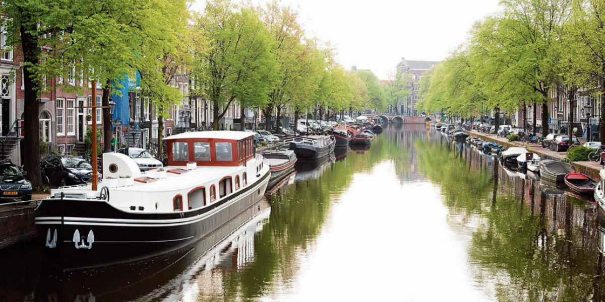 Algunos dicen que la capital de Holanda es la Venecia del norte. Sus canales, declarados patrimonio de la humanidad, son ideales para pasar una o varias noches.