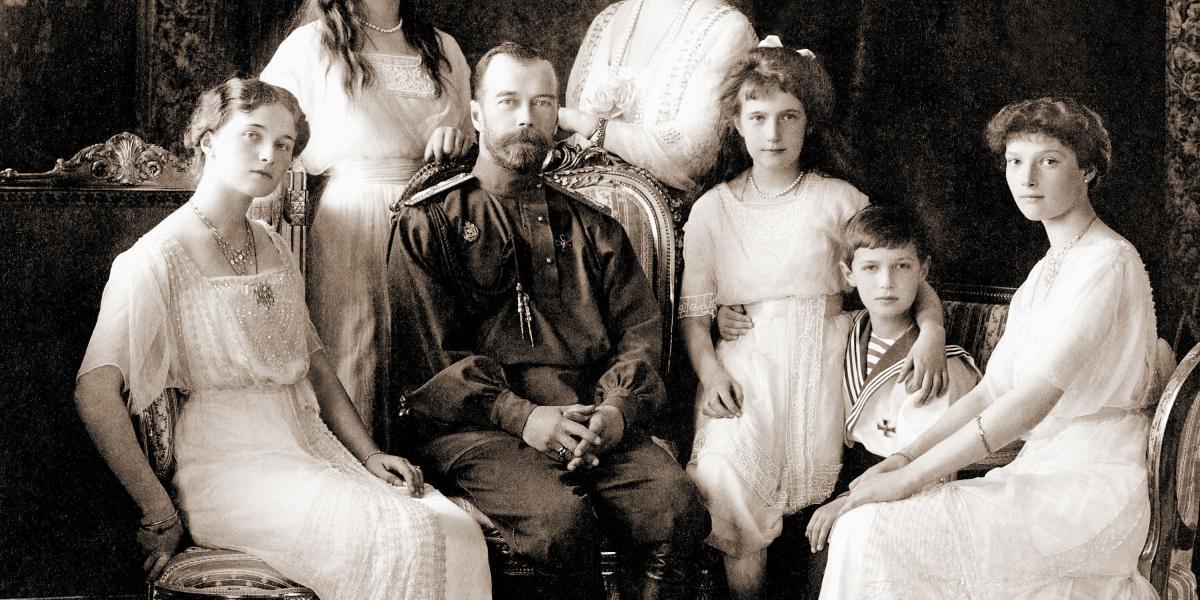 El zar Nicolás II, en compañía de su esposa Alejandra Fiodorovna y sus hijos, Olga, Tatiana, María, Anastasia y Alexei.