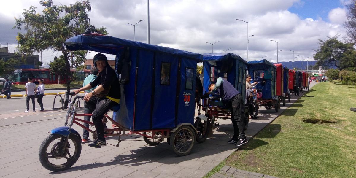 En el sector de Madelena al sur de la ciudad, cerca de 30 bicitaxis se parquean en la acera.
