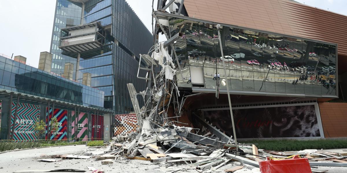 Decenas de usuarios de las redes sociales captaron las imágenes del derrumbe, en las que se ve cómo la fachada se desprende y los escombros caen en una zona previamente acordonada.
