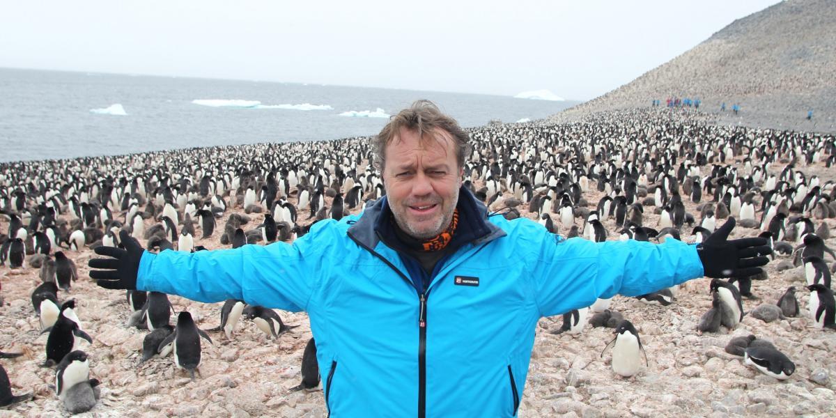 Paco Nadal ha viajado por todo el mundo pero no lleva la cuenta de los países que ha visitado. Aquí, rodeado de pingüinos de la Patagonia.