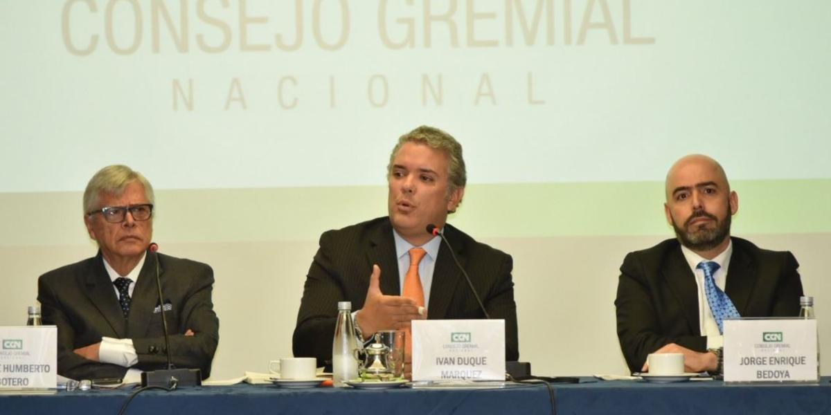 El presidente del Consejo Gremial, Jorge Humberto Botero, el presidente electo Iván Duque y el presidente de la SAC, Jorge Bedoya
