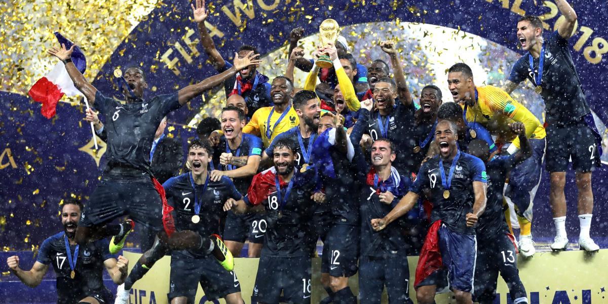 Los jugadores de la selección de Francia levantan el título de campeones.