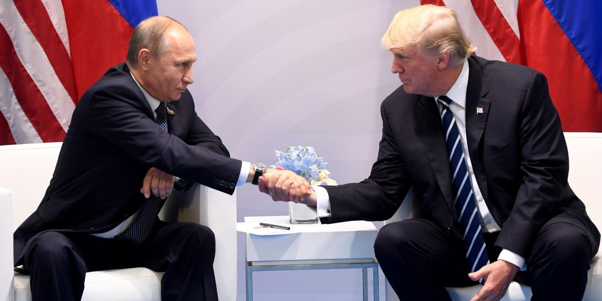 El presidente de Rusia, Vladimir Putin, y su homólogo de EE. UU., Donald Trump, se dieron un apretón de manos en la cumbre del G20 que tuvo lugar en Hamburgo en julio del 2017.