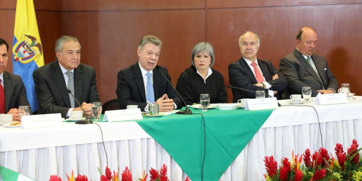 El presidente Santos visitó este lunes la JEP, para reunirse en sala extraordinaria con sus 35 magistrados.
