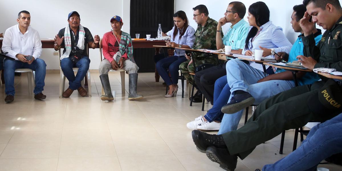 Reunión entre autoridades locales, departamentales y nacionales por muerte de niños indígenas en El Dovio (Valle).