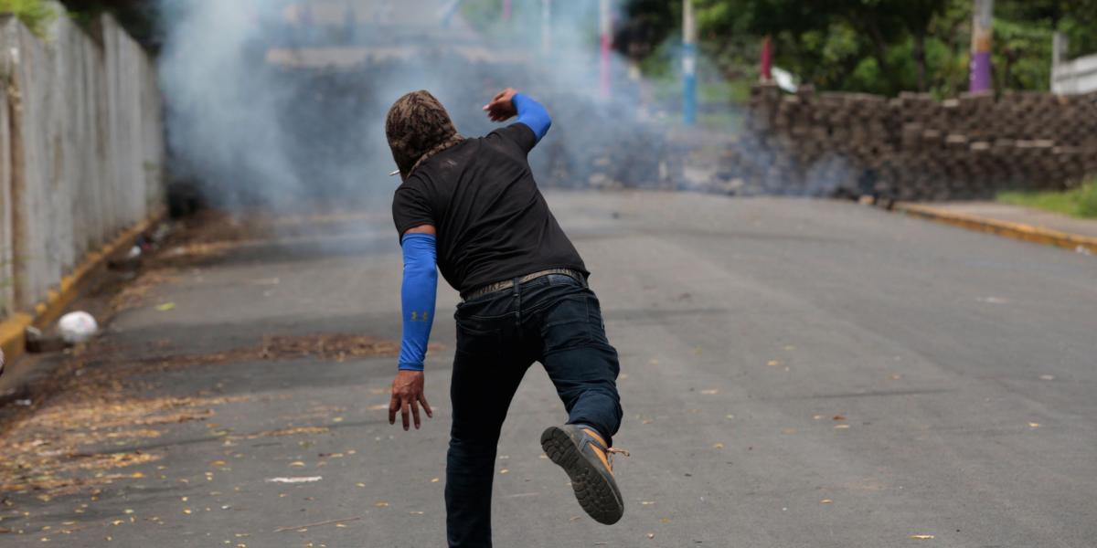 Un manifestante arroja un artilugio de fabricación casera durante el servicio fúnebre de José Esteban Sevilla Medina, quien murió durante los enfrentamientos con simpatizantes progubernamentales en Monimbo, Nicaragua.