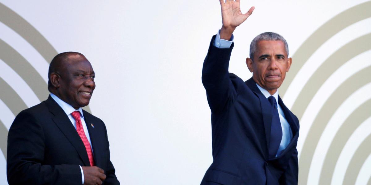 El expresidente de EE. UU. Barack Obama dio su discurso en presencia del mandatario de Sudáfrica,Cyril Ramaphosa.