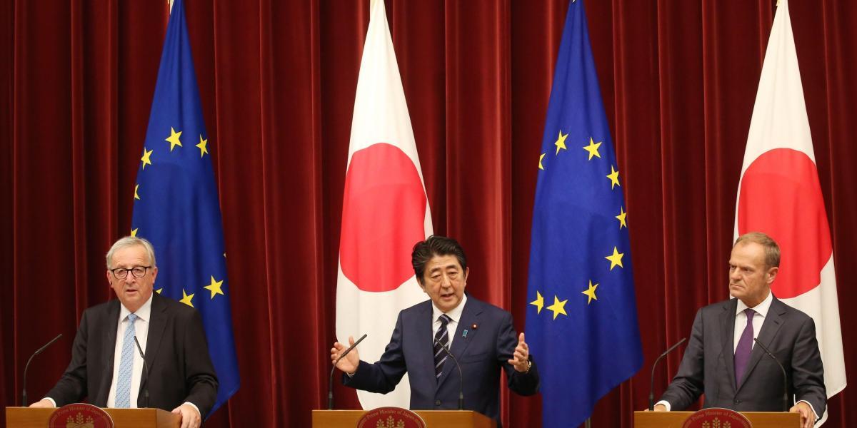 El primer ministro japonés, Shinzo Abe (c); el presidente del Consejo de la UE, Donald Tusk (d), y el presidente de la Comisión Europea, Jean-Claude Junker, ofrecen una rueda de prensa tras la firma del acuerdo en Tokio (Japón).