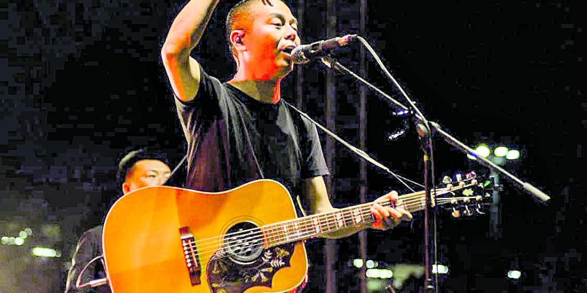 Postal de Yang durante su concierto en el Parque de los Deseos, de Medellín. Los espectadores le dieron una calurosa bienvenida
