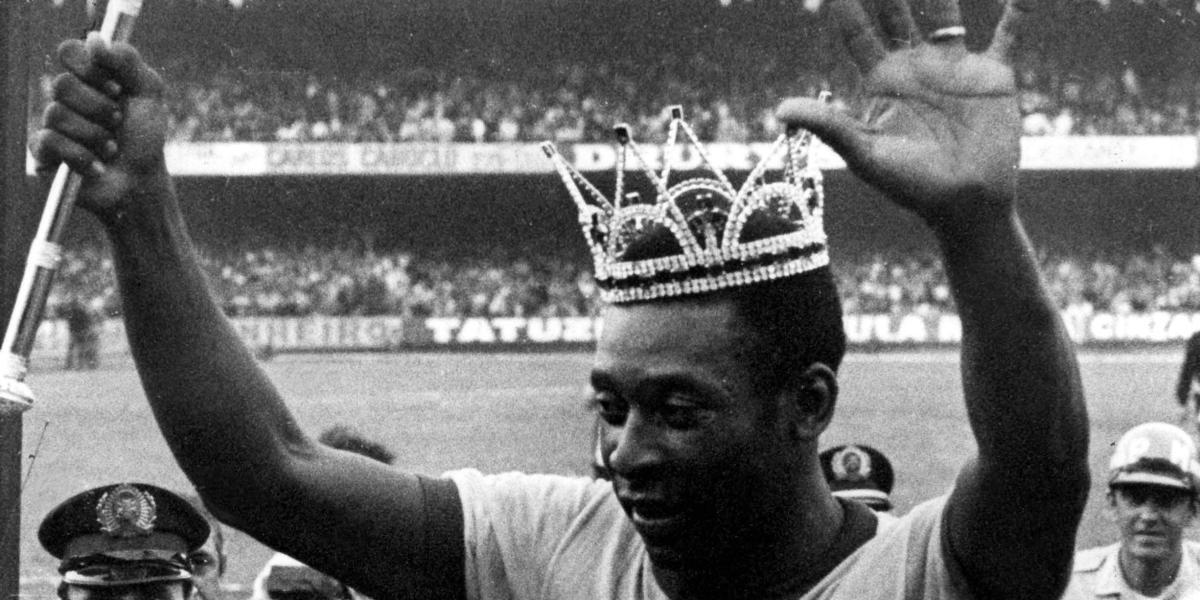 Con corona en la cabeza y sosteniendo un cetro, Pelé saluda al público mientras abandona el campo después del partido de despedida, en São Paulo, sureste de Brasil, el 11 de julio de 1971. En el juego celebrado en el estadio Morumbi, Brasil derrotó a Austria 1-0