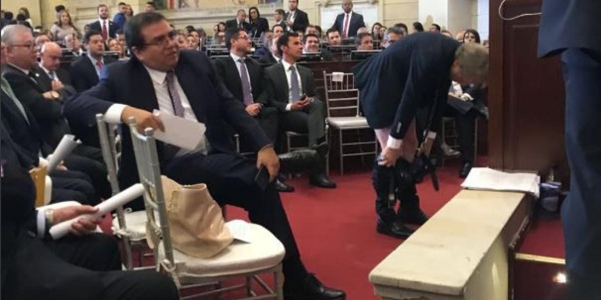 El senador Antanas Mockus se bajó los pantalones como un acto simbólico para que el recinto hiciera silencio ante el discurso del hasta hoy presidente del Senado, Efraín Cepeda.