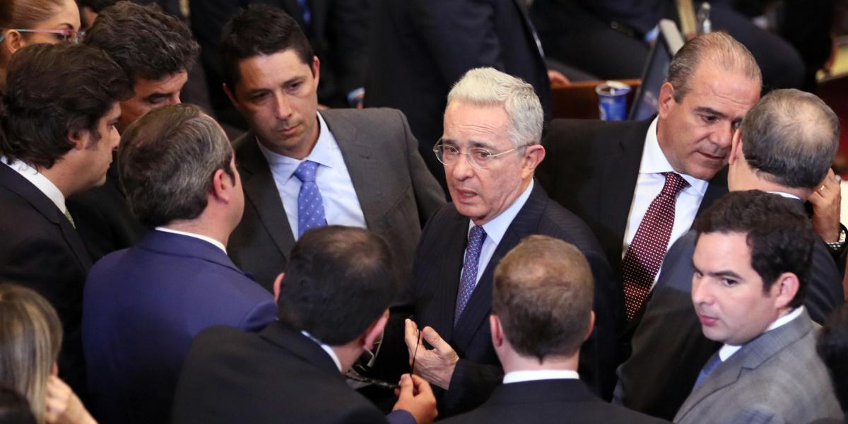 El senador colombiano Álvaro Uribe Vélez asiste a la instalación del nuevo periodo del Congreso.