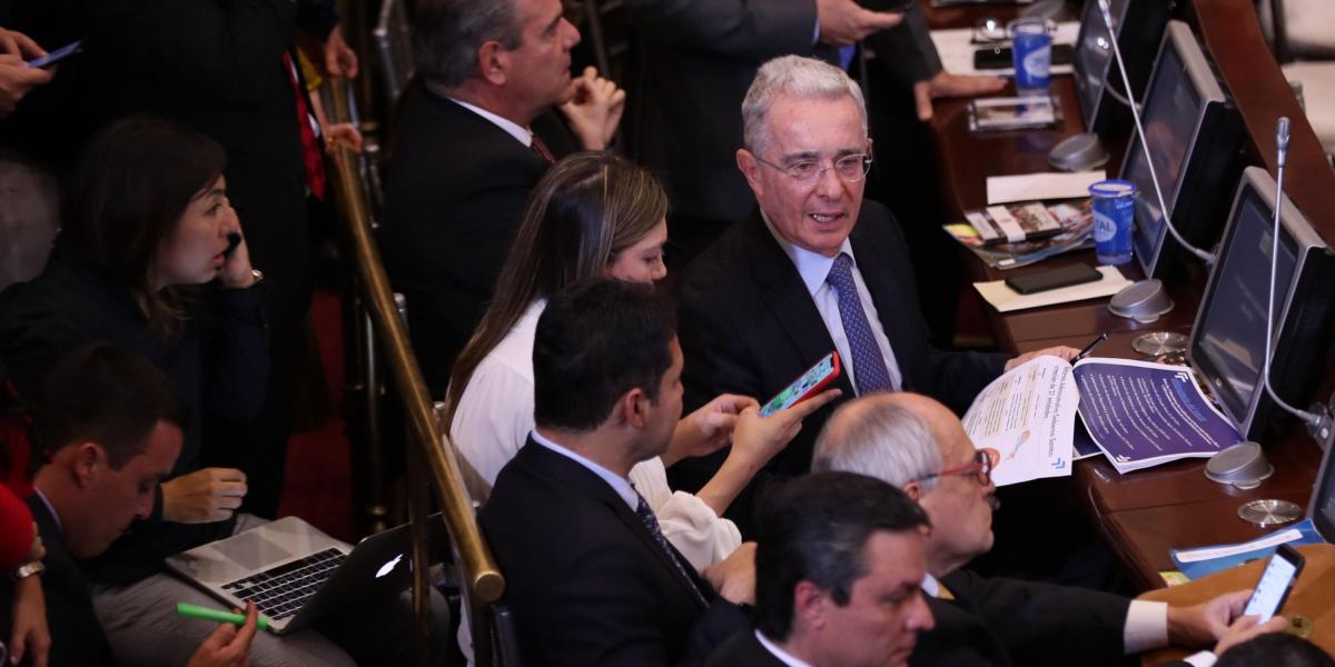 El senador colombiano Álvaro Uribe Vélez asiste a la instalación del nuevo periodo de sesiones del Congreso,