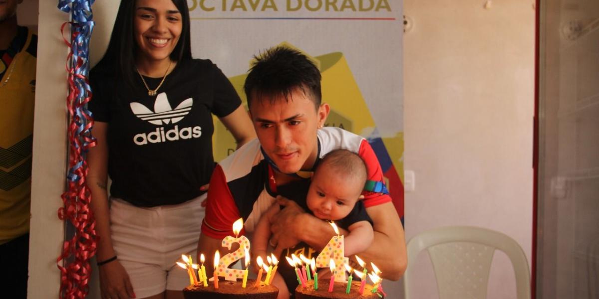 Jossimar Calvo, gimnasta colombiano, compartiendo durante su cumpleaños con su familia.