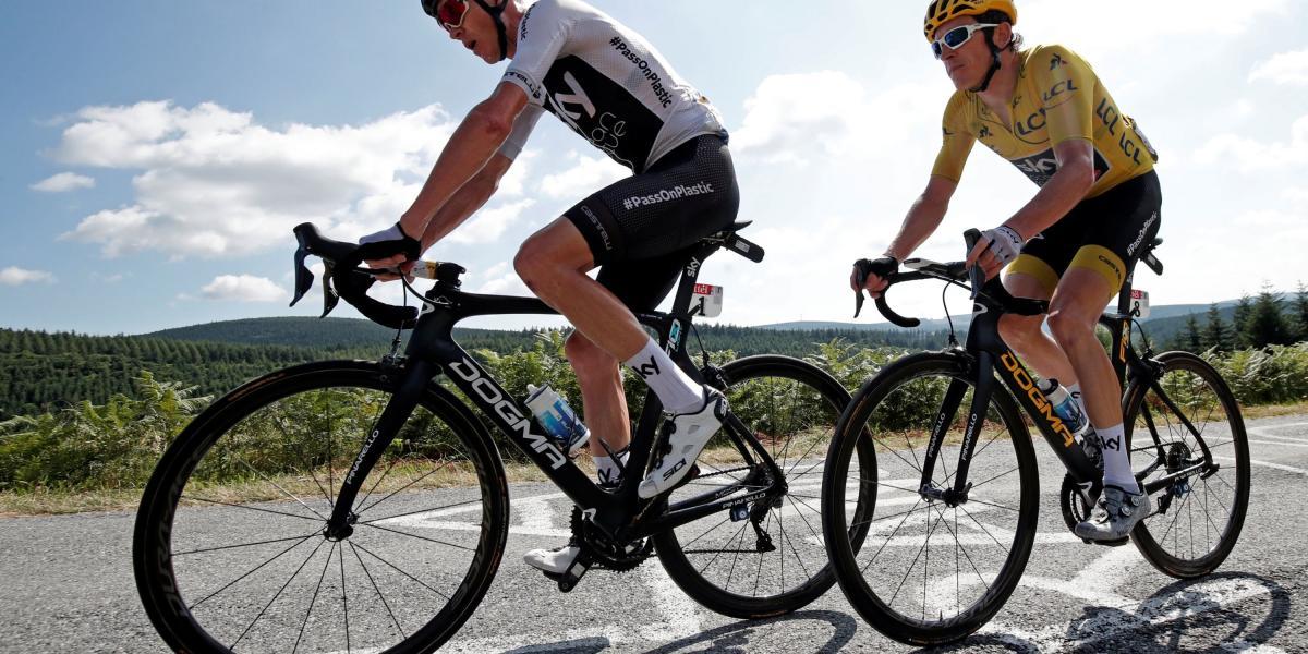 l ciclista británico Chris Froome (blanco) le marca el camino a su compañero de equipo y líder del Tour de Francia, Geraint Thomas (amarillo)..