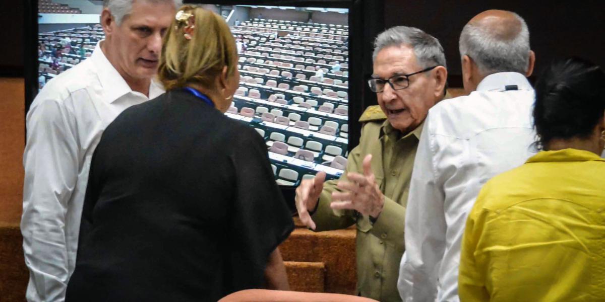 El presidente de Cuba, Miguel Diaz-Canel (i.) y el expresidente Raul Castro (c.), durante de la instalación de la Asamblea Nacional.