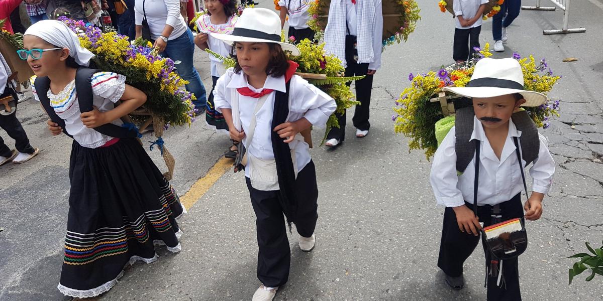 Niños que llevan con orgullo una tradición de más de 50 años en la ciudad.