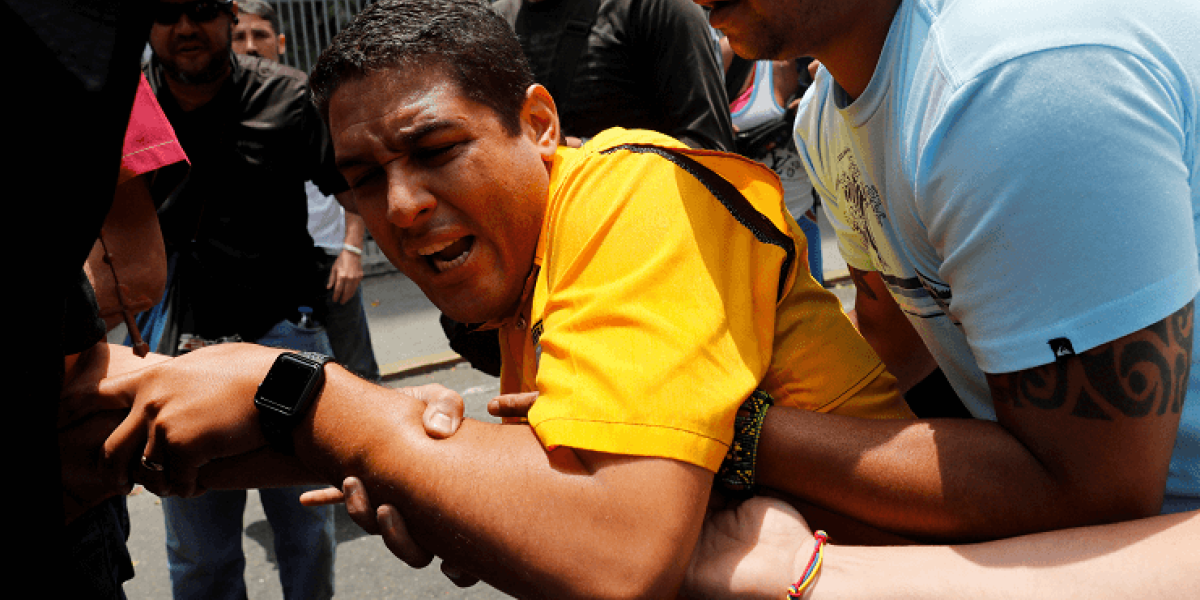 El diputado opositor venezolano José Manuel Olivares, luego de ser alcanzado por gases lacrimógenos en una concentración el pasado año.