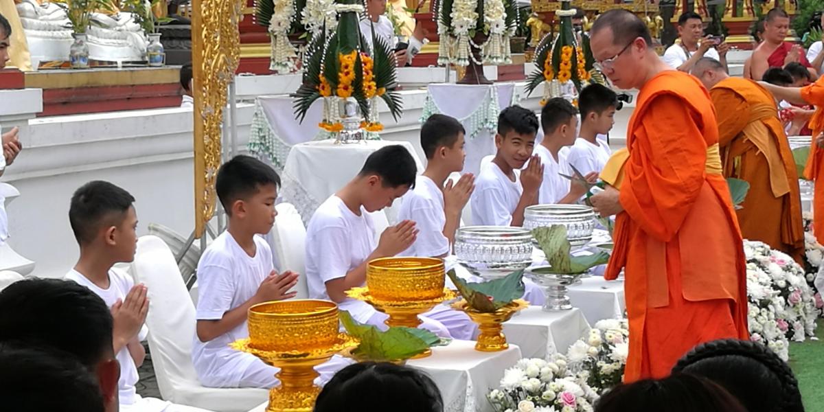 Tras pasar dos semanas atrapados en una cueva, y una en recuperación en un hospital, los niños rescatados en Tailandia pasarán nueve días en un retiro espiritual antes de volver a su vida corriente.