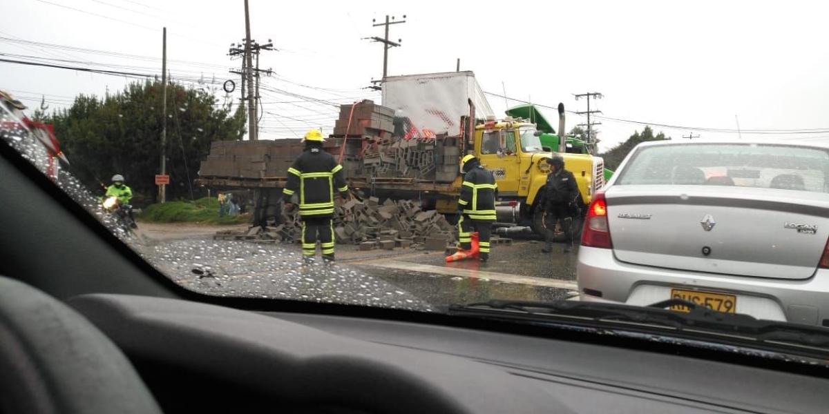 Fuerte accidente de tránsito en la vía Bogotá - Medellín.