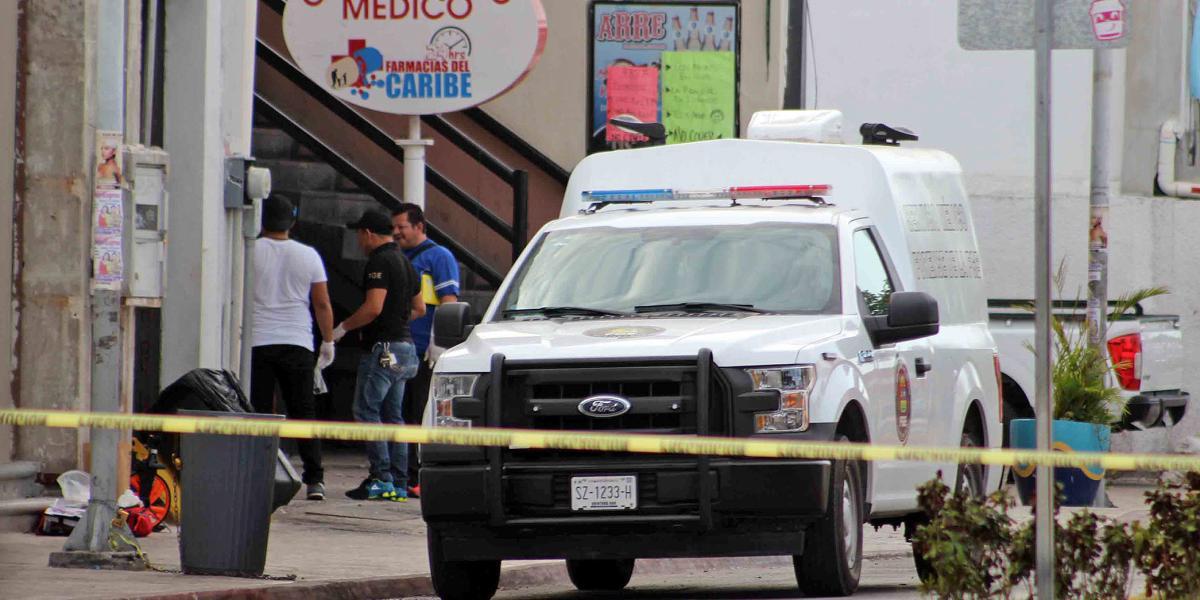 Peritos forenses trabajan en la zona donde fue asesinado el reportero Rubén Pat Cahuich, en el centro de la localidad turística de Playa del Carmen, Quintana Roo (México), según informaron las autoridades municipales y policiales.