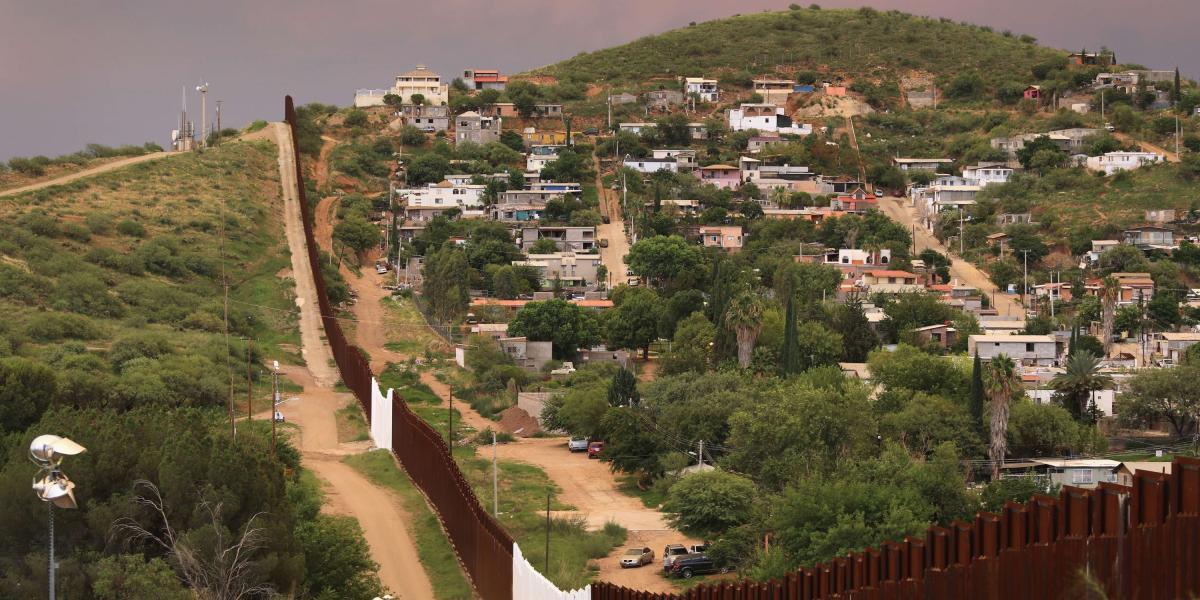 Línea fronteriza entre México y Estados Unidos.