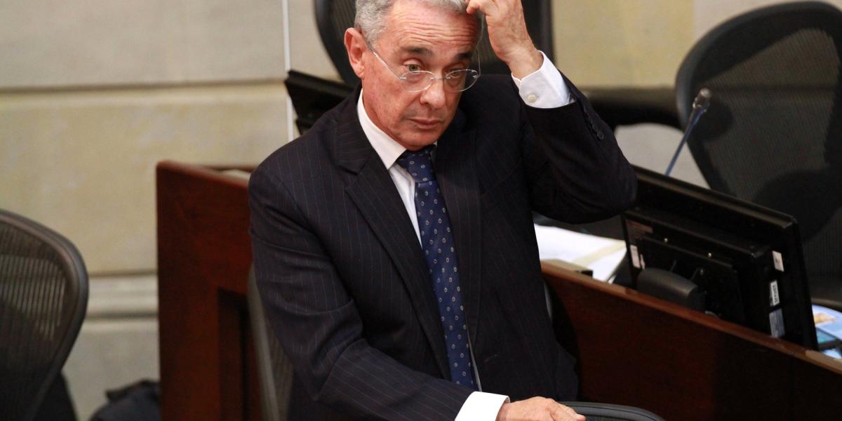 La renuncia a su fuero de senador deja al expresidente Uribe fuera de la órbita de la Corte Suprema.