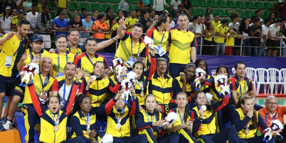 El equipo femenino de baloncesto celebra su medalla de oro.