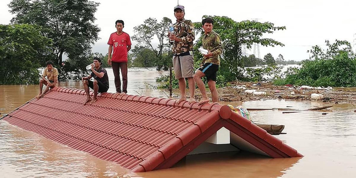 Los cuerpos de personas han sido recuperados después de las inundaciones causadas por una brecha en la presa en el sur de Laos.