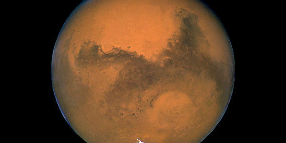 La superficie de Marte, que hoy está seca, albergó cantidades de agua líquida en el pasado, según el estudio dado a conocer.