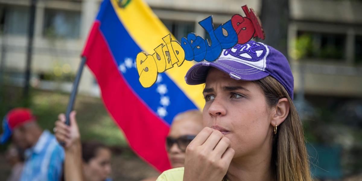 Este miércoles, los trabajadores sanitarios siguen en protestas para exigir mejoras salariales y dotación hospitalaria, en las inmediaciones de la Conferencia Episcopal Venezolana (CEV), en Caracas (Venezuela).
