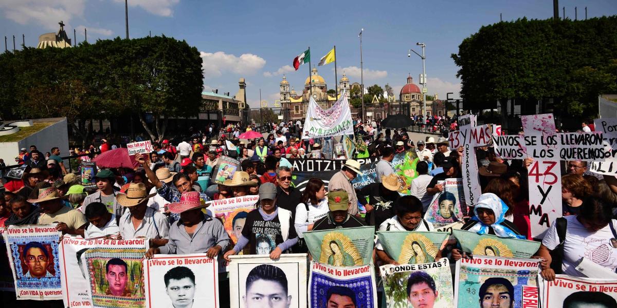 Los padres de los 43 alumnos de la escuela de Ayotzinapa desaparecidos en 2014 acusaron hoy al presidente de México, Enrique Peña Nieto, de ser cómplice en el crimen y manifestaron su esperanza de que la investigación avance en la futura administración de Andrés Manuel López Obrador.