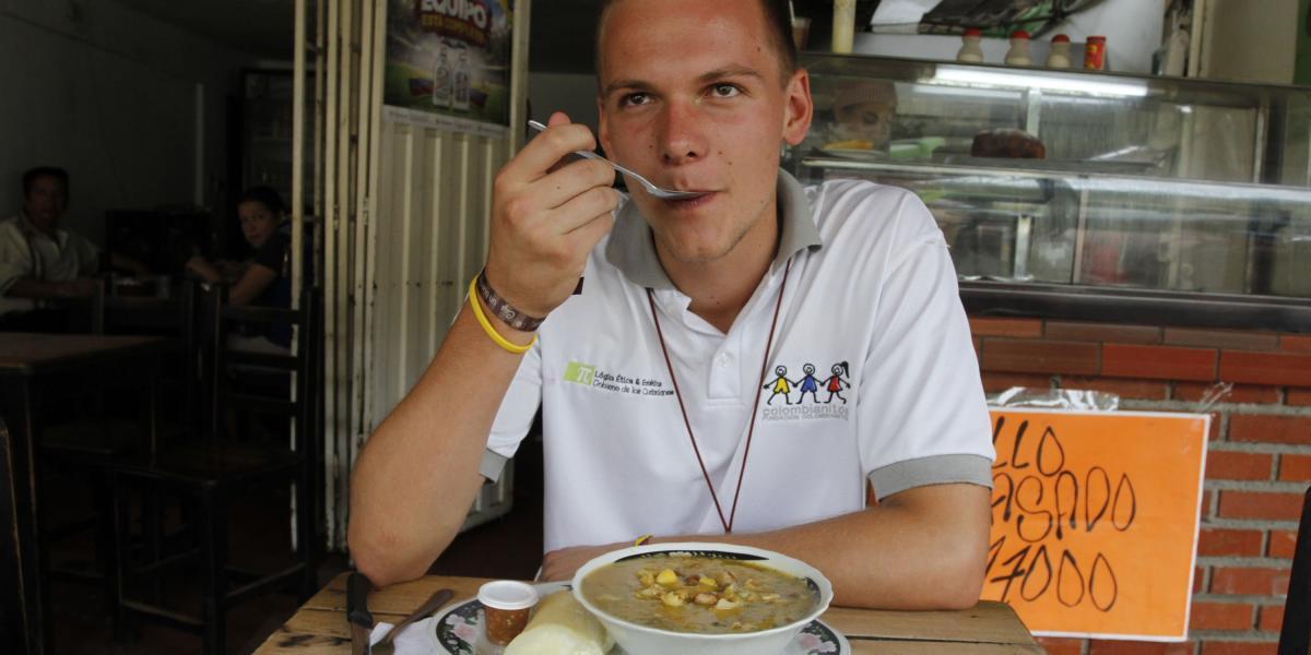 Noah Christian Jensen, de 19 años, es un alemán que llegó a Colombia para realizar un voluntariado como entrenador físico en la fundación Colombianitos, sede Bucaramanga.