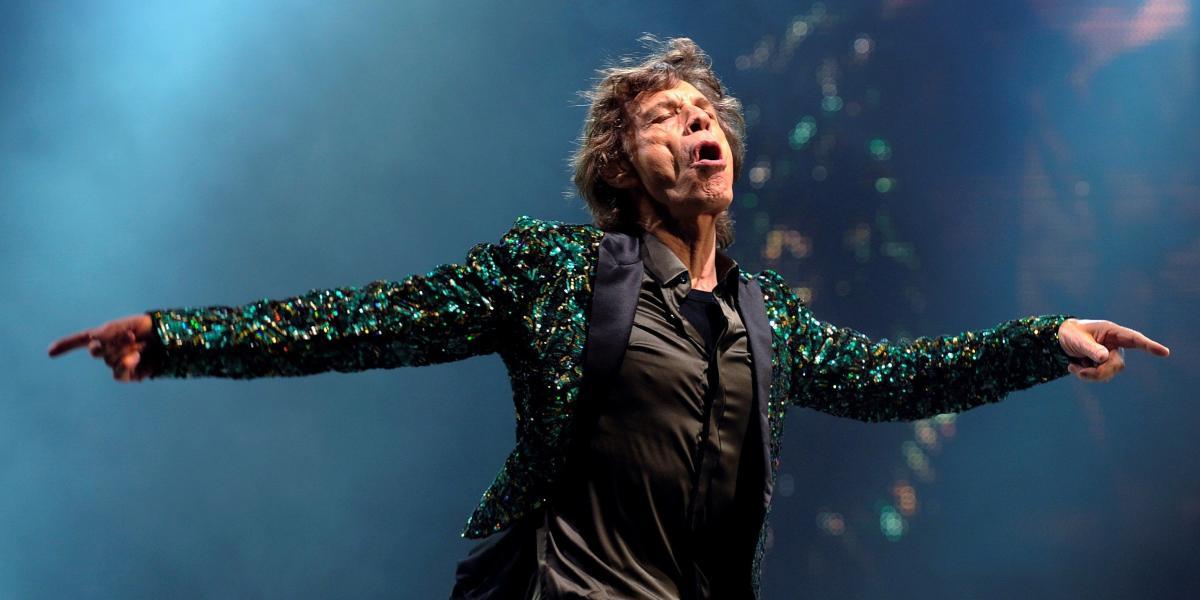 Muestra al líder de The Rolling Stones, el británico Mick Jagger, mientras actúa sobre el escenario en el festival de Glastonbury 2013 en el Reino Unido.