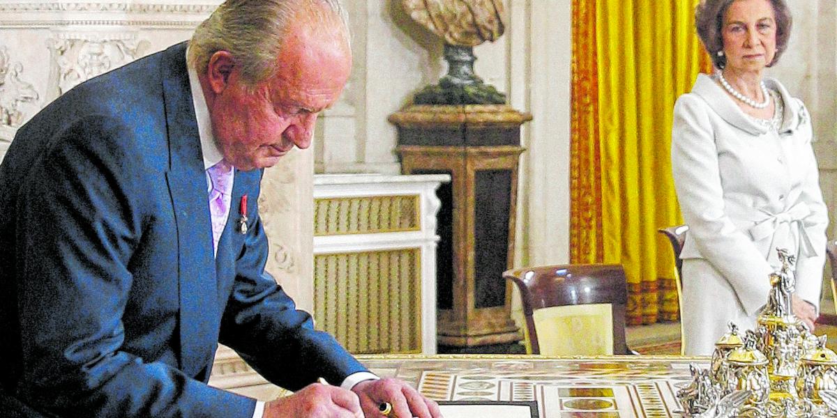 El rey Juan Carlos I abdicó de su cargo a favor de su hijo Felipe en junio del 2014, en presencia de su esposa Sofía.