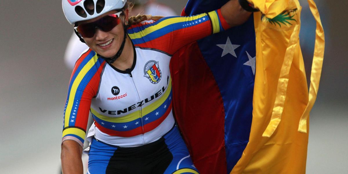 Lilibeth Chacón de Venezuela celebra luego de ganar la medalla de oro de la prueba por puntos femenino, de ciclismo de pista.
